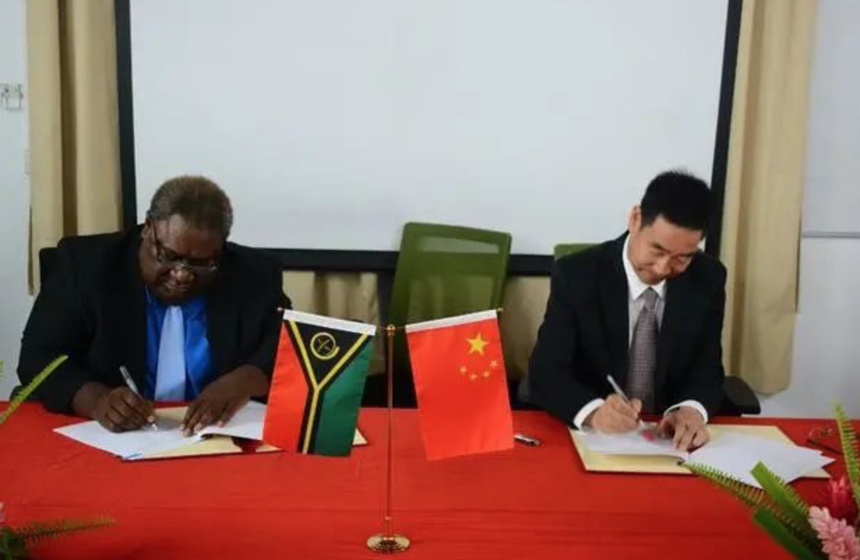 中国同瓦努阿图签署关于合作开展瓦中小学中文教育的谅解备忘录