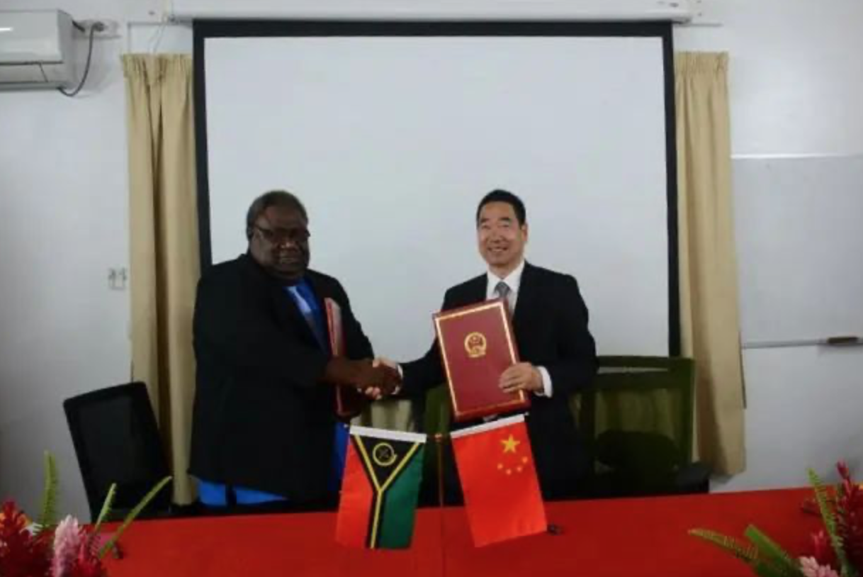 中国同瓦努阿图签署关于合作开展瓦中小学中文教育的谅解备忘录